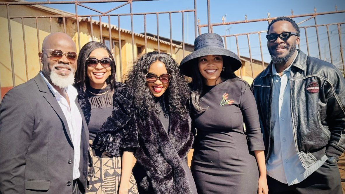 DumDiesel's tweet image. When industry people show up for each other.
…
@pholobank @TerryPheto @Pasi_Koetle @kgchristopher
…
“We celebrate together, we mourn together!”
…