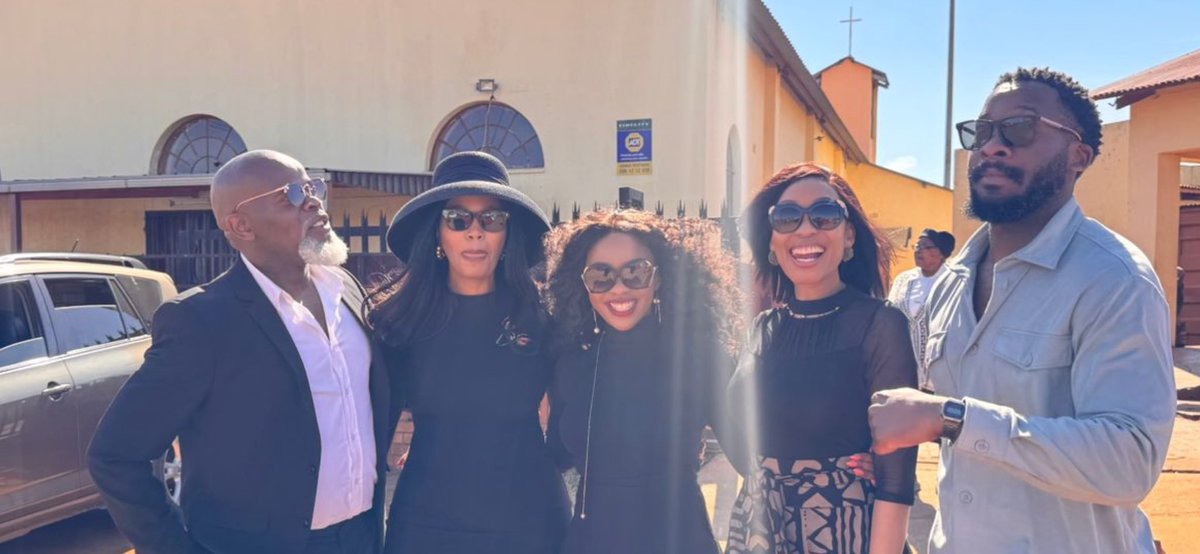 DumDiesel's tweet image. When industry people show up for each other.
…
@pholobank @TerryPheto @Pasi_Koetle @kgchristopher
…
“We celebrate together, we mourn together!”
…