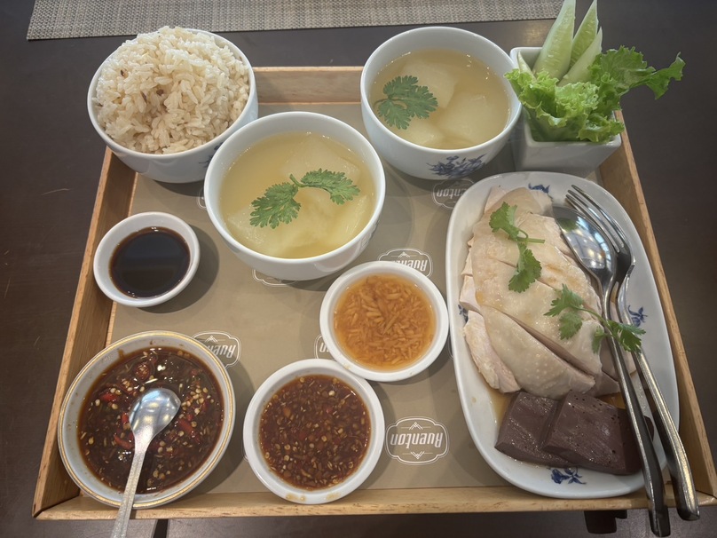 takum_bkk's tweet image. タイでカオマンガイと言えば...
やっぱりモンティエンホテルが有名ですが
実はまだ食べたことありません
高い(340バーツ)ので