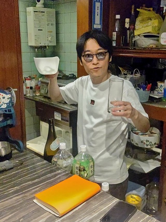 kaiji0714's tweet image. 本日27日(日)は17時よりバーzeyoQ (東京都新宿区歌舞伎町2-20-11第7本間ビル2F)に入るんだとか?お酒を作ったりするんだとか?噂では面白い話をする場合があるとかないとか?
まー、おいでや。