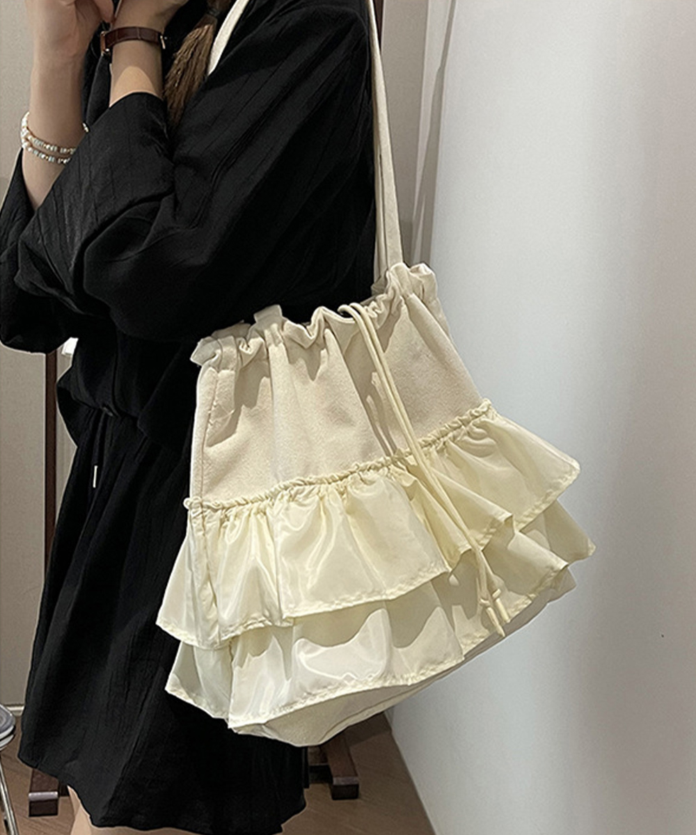 bodies_zero's tweet image. ご覧いただきありがとうございます。
♡、RP、ありがとうございます。

新商品UP!

甘すぎないティアードフリルデザインが特徴の肩掛けバッグ！
キャンバス素材の土台に艶感のあるポリエステルフリルを組み合わせた、絞ると巾着風にもなる2WAY仕様です

bodies.thebase.in/items/112406946