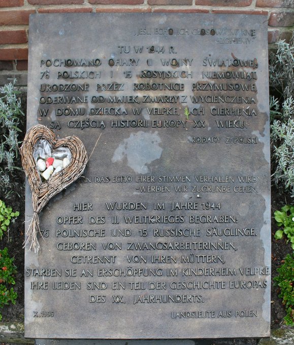 OTD 1943
Niemieckie MSW utworzyło sieć 300 umieralni ("żłobków") dla urodzonych w Niemczech dzieci niewolnic z terenów okupowanych. Największą grupą pośród nich były Polki. W jednym z nich, Kinderheim Velpke, na 102 powierzonych dzieci zmarło 94. W tym aż 76 🇵🇱...

Dzieci