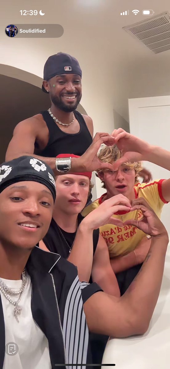 bradleylvr's tweet image. yet again a crazy live everyone looking confused whole malik is serving face is killing me.