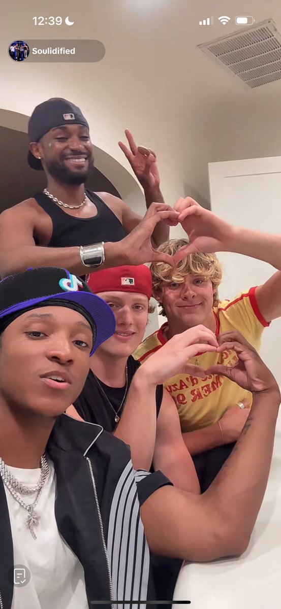 bradleylvr's tweet image. yet again a crazy live everyone looking confused whole malik is serving face is killing me.