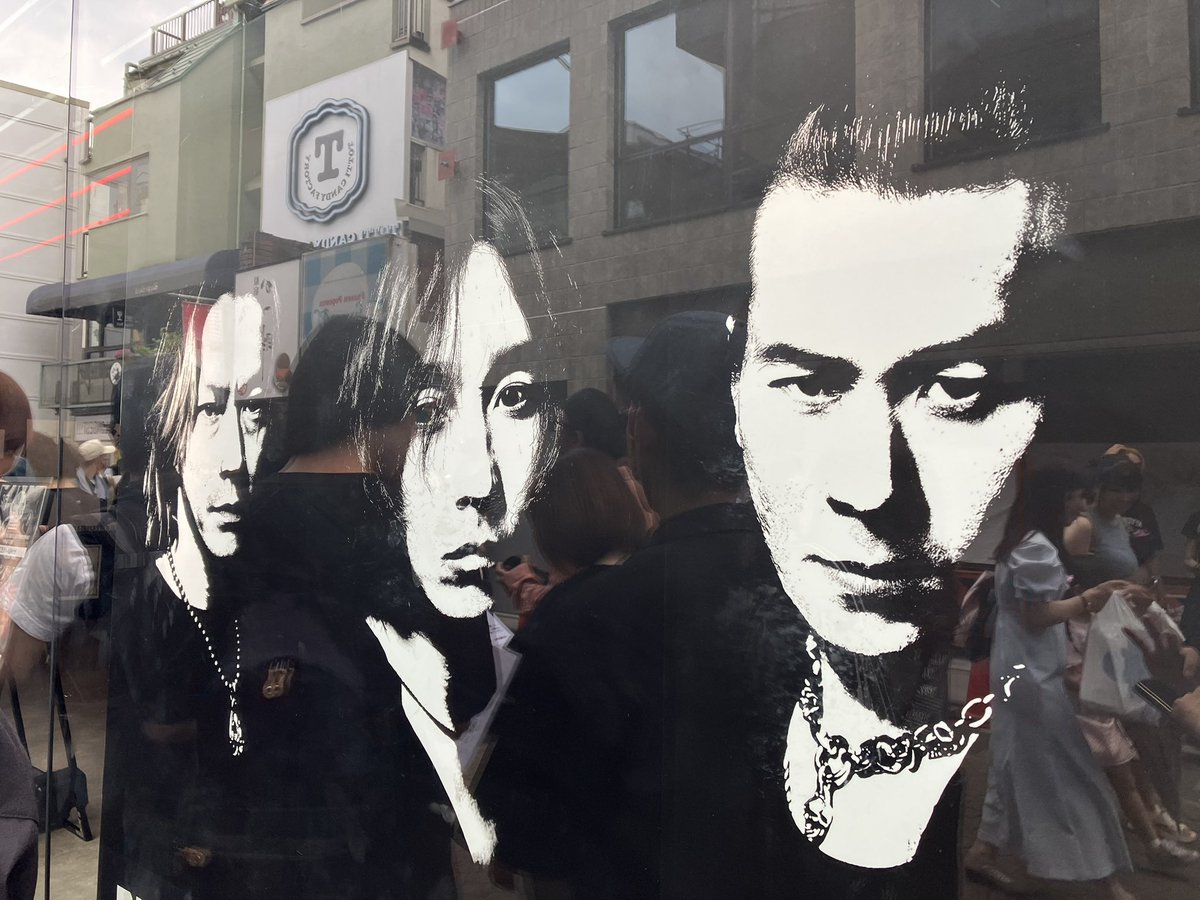 kappa_lily's tweet image. BLANKEY JET CITY × THEE MICHELLE GUN ELEPHANT
POP-UP STORE
展示は言うまでもなく最高、グッズもこだわりを感じるものばかりだった。
Tシャツはデザインによりボディが異なり、タグはカットしてその代わりにプリントで「MADE IN JET CITY」って書いてあったり、後ろの左肩に印刷してあったり!