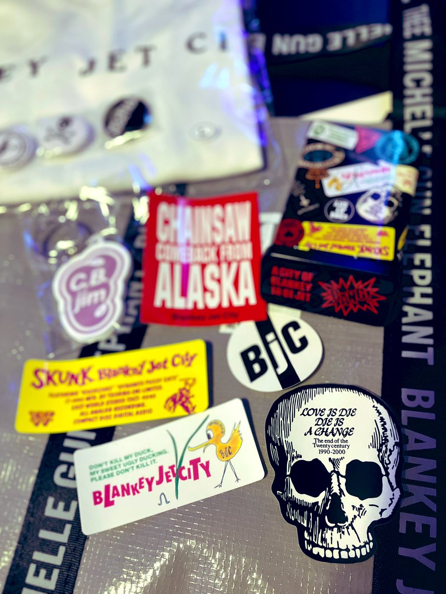 kappa_lily's tweet image. BLANKEY JET CITY × THEE MICHELLE GUN ELEPHANT
POP-UP STORE
展示は言うまでもなく最高、グッズもこだわりを感じるものばかりだった。
Tシャツはデザインによりボディが異なり、タグはカットしてその代わりにプリントで「MADE IN JET CITY」って書いてあったり、後ろの左肩に印刷してあったり!