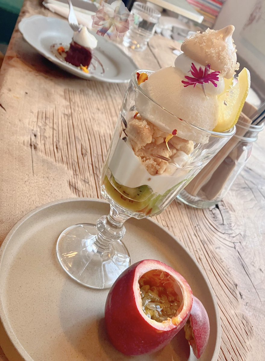 cu_ron's tweet image. コマグラカフェさんでパッションフルーツのパフェ🥳