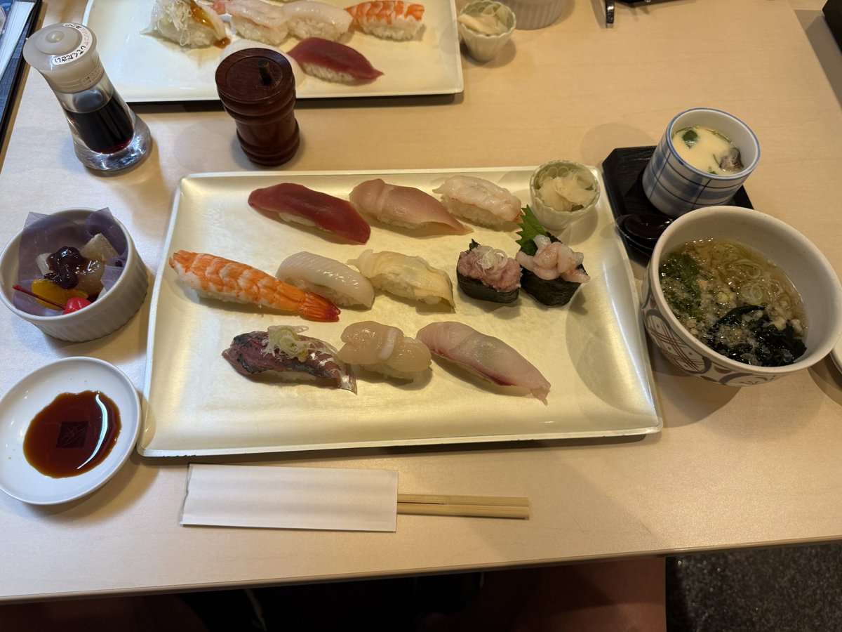 3Qrtx4v's tweet photo. メチャ暑かった1週間🥵
仕事の疲れをお寿司で元気に🍣😋 https://t.co/hwpkeYd1NB