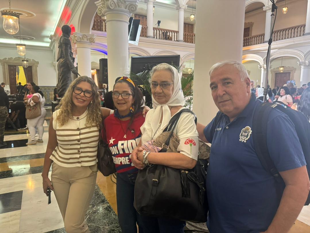 #DiaDeLaRebeldíaNacional 
Día cargado de inmensas emociones, con hermanas y hermanos de Cuba y el Mundo. Rindiendo honores a ambos Comandantes, Fidel y Chávez desde el cuartel de la Montaña y Encuentro con Madres en Cancillería #Venezuela #MujeresEnRevolución
#LaLuchaNoHaCesado