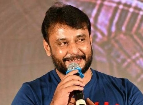 KraantiKumar's tweet image. कन्नड़ एक्टर दर्शन अपनी आगामी फ़िल्म डेविल की शूटिंग थाईलैंड में कर रहे हैं. अब आप लोग कहोगे इसमें कौन सी बड़ी बात है. दरअसल दर्शन को कर्नाटक हइकोर्ट ने जमानत दे दी.
पिछले साल दर्शन ने अपने ही एक फैन रेनुकास्वामी की हत्या दी. रेनुकास्वामी ने सोशल मीडिया पर दर्शन की प्रेमिका…