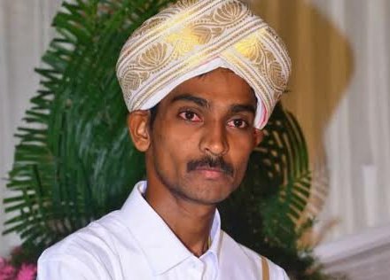 KraantiKumar's tweet image. कन्नड़ एक्टर दर्शन अपनी आगामी फ़िल्म डेविल की शूटिंग थाईलैंड में कर रहे हैं. अब आप लोग कहोगे इसमें कौन सी बड़ी बात है. दरअसल दर्शन को कर्नाटक हइकोर्ट ने जमानत दे दी.
पिछले साल दर्शन ने अपने ही एक फैन रेनुकास्वामी की हत्या दी. रेनुकास्वामी ने सोशल मीडिया पर दर्शन की प्रेमिका…