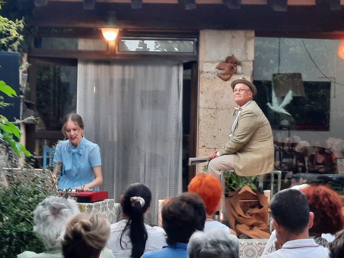 MPeraferrer's tweet image. Ahir a Crespià! En un jardí petit, d&apos;un poble petit i amb un petit grup d&apos;espectadors, vàrem viure una GRAN tarda de poesia compartida. Posant llum a poetes de casa nostra un xic oblidats. Espectacle LA SENSIBILITAT DE LA TRAMUNTANA, vida, cançons i versos de Montserrat Vayreda.