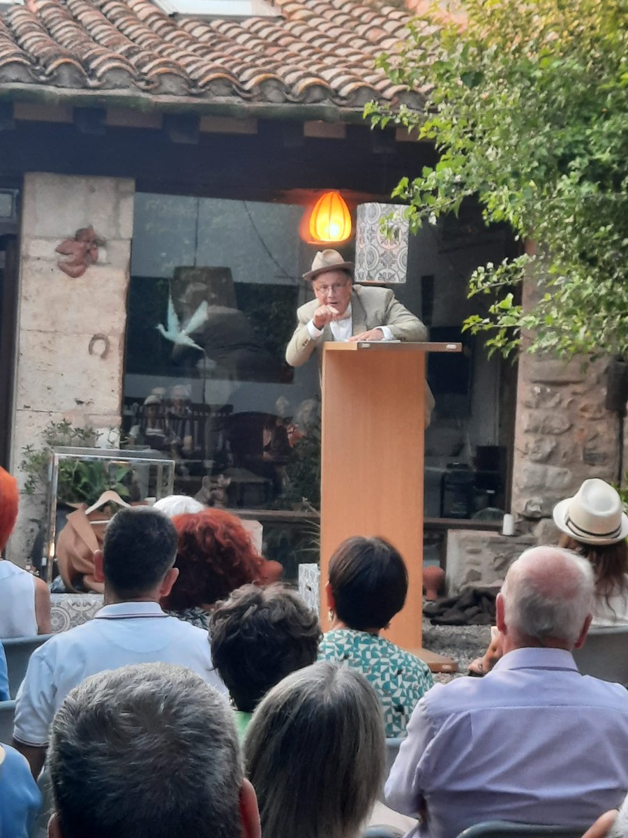 MPeraferrer's tweet image. Ahir a Crespià! En un jardí petit, d&apos;un poble petit i amb un petit grup d&apos;espectadors, vàrem viure una GRAN tarda de poesia compartida. Posant llum a poetes de casa nostra un xic oblidats. Espectacle LA SENSIBILITAT DE LA TRAMUNTANA, vida, cançons i versos de Montserrat Vayreda.