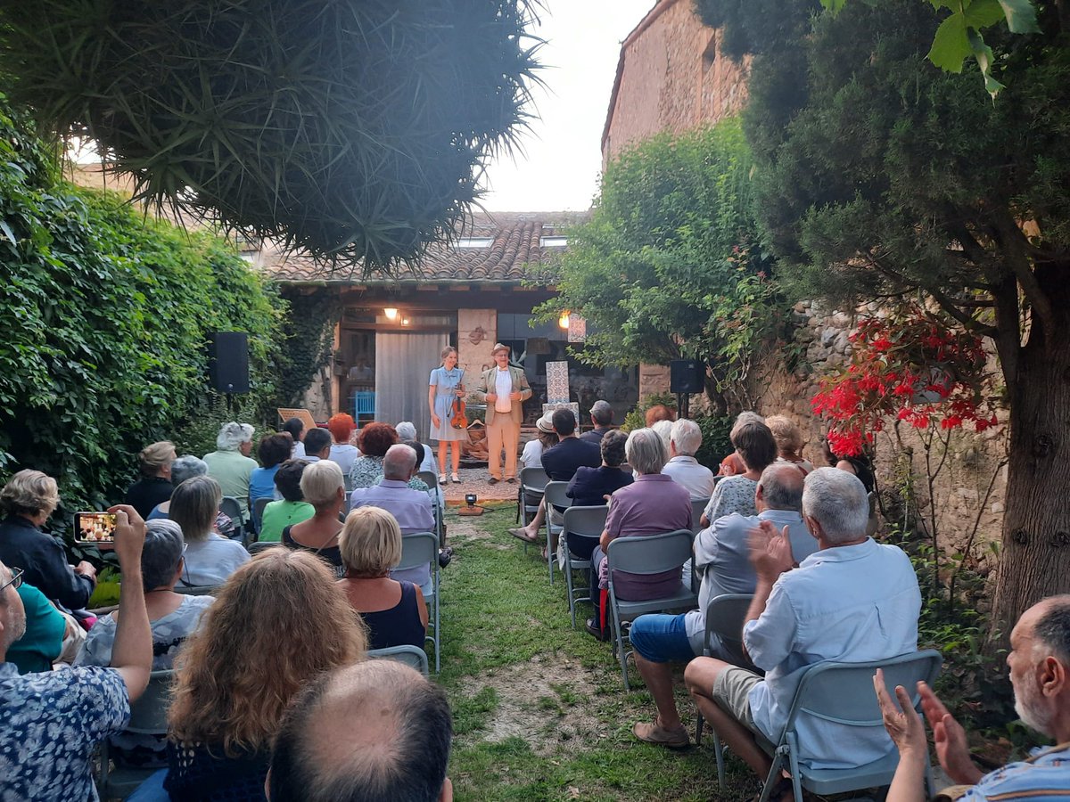 MPeraferrer's tweet image. Ahir a Crespià! En un jardí petit, d&apos;un poble petit i amb un petit grup d&apos;espectadors, vàrem viure una GRAN tarda de poesia compartida. Posant llum a poetes de casa nostra un xic oblidats. Espectacle LA SENSIBILITAT DE LA TRAMUNTANA, vida, cançons i versos de Montserrat Vayreda.