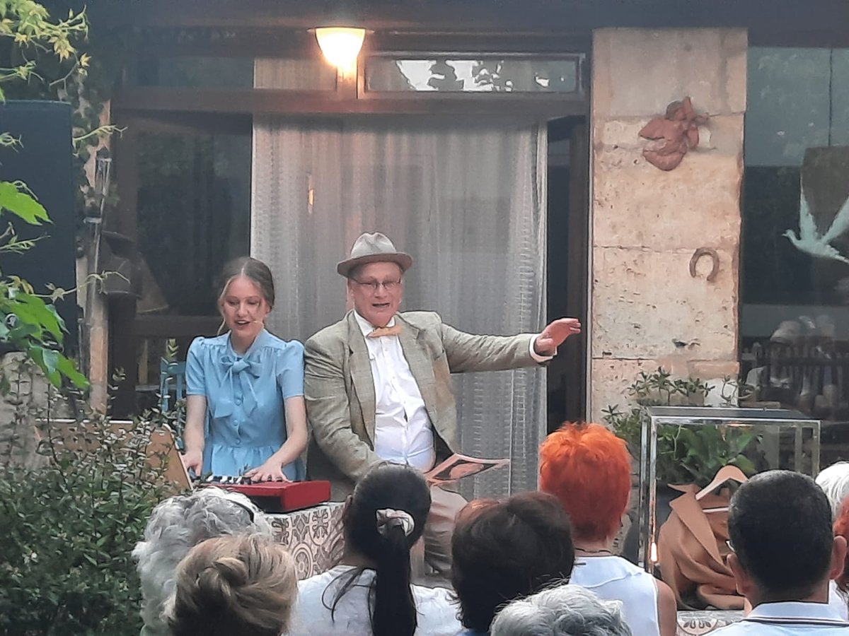 MPeraferrer's tweet image. Ahir a Crespià! En un jardí petit, d&apos;un poble petit i amb un petit grup d&apos;espectadors, vàrem viure una GRAN tarda de poesia compartida. Posant llum a poetes de casa nostra un xic oblidats. Espectacle LA SENSIBILITAT DE LA TRAMUNTANA, vida, cançons i versos de Montserrat Vayreda.