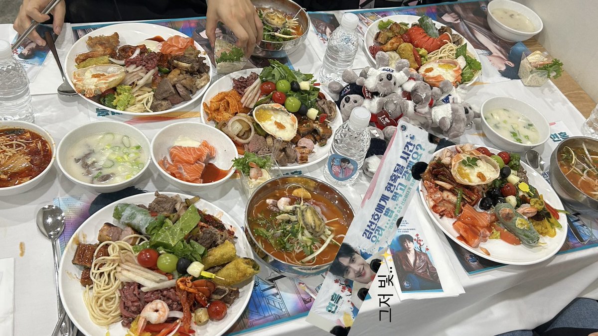 seon__holic's tweet photo. Another staff igs
“Just light ...”

There’re a koala keychains too! 🐨😍
Eat well Actor Kim Seonho &amp; Delusion team 🥹
Thank you so much @Seonho888Aus 🫶🏻

#현혹 #Delusion #김선호 #KimSeonho #상해 https://t.co/gXKnS4D8vT