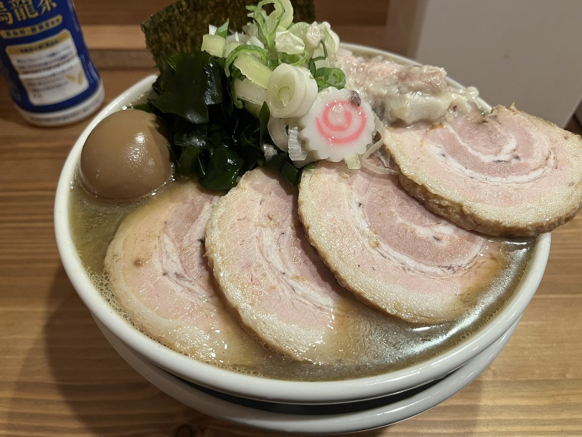 yasai2626's tweet image. 麺や 六等星
濃い中華そば
また来てしまった…。出てくる時重ね丼だったため、以前の重ね丼麺ミッチミチで撃沈しかけたトラウマが蘇ったが今回は普通に行けた。唯一無二でした!
美味しかったです。ありがとうございました。
