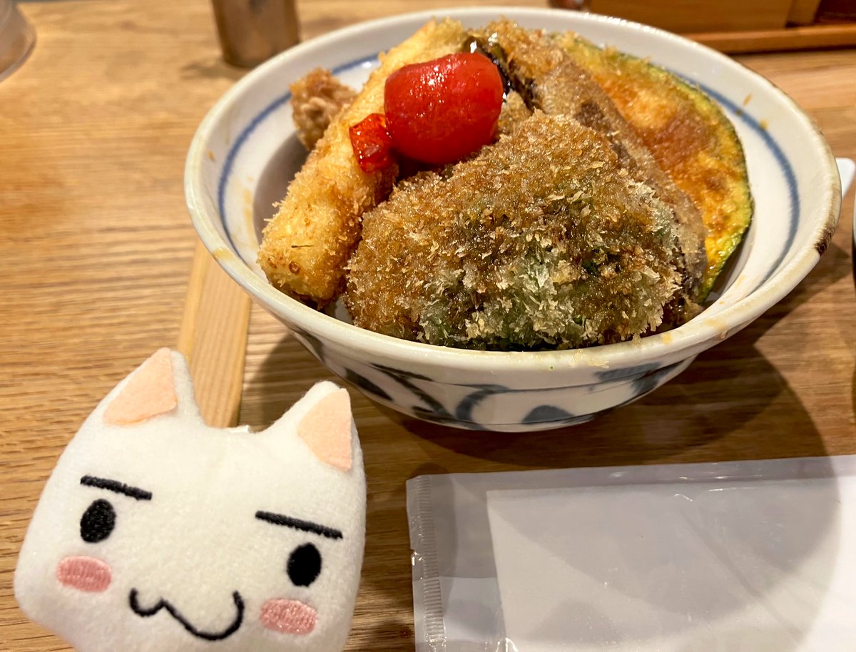 Corcutro's tweet image. サクサク　ぱくぱく　カッカッカッ
カツとお野菜ものってるのニャ🍅