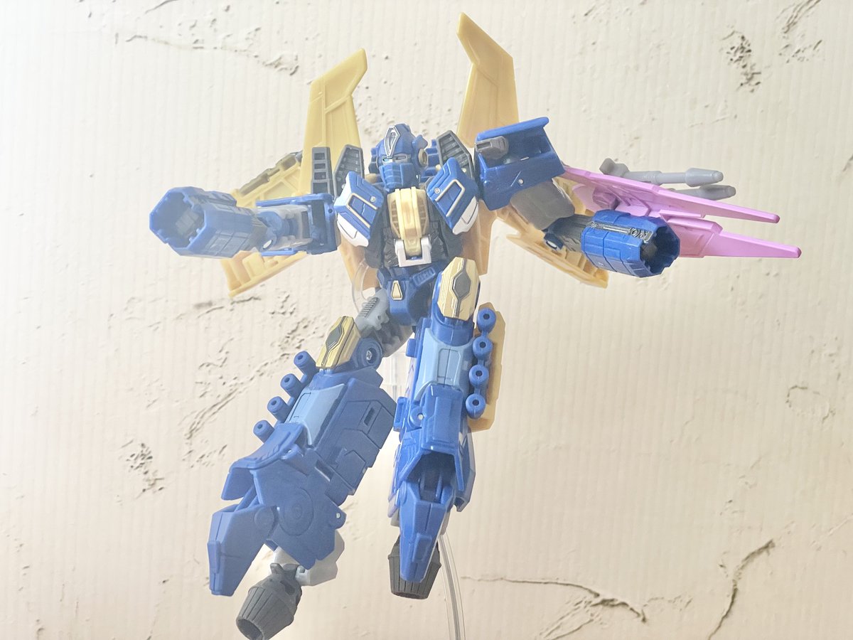 bumblebee200212's tweet image. #トランスフォーマー #スタジオシリーズ センチネルプライム 最近のTFにしては珍しいくらいプレイバリューが高い。ブレードついてないのが悔やまれるけどボイジャーで全身変形してバトルモードになるギミック入れてるから満足感半端ない。そしてとにかくイケメン