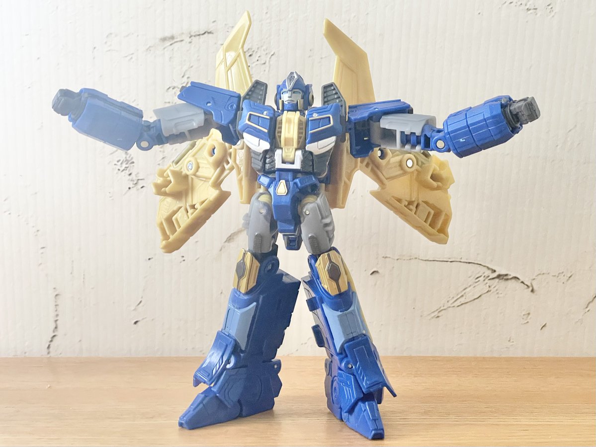 bumblebee200212's tweet image. #トランスフォーマー #スタジオシリーズ センチネルプライム 最近のTFにしては珍しいくらいプレイバリューが高い。ブレードついてないのが悔やまれるけどボイジャーで全身変形してバトルモードになるギミック入れてるから満足感半端ない。そしてとにかくイケメン