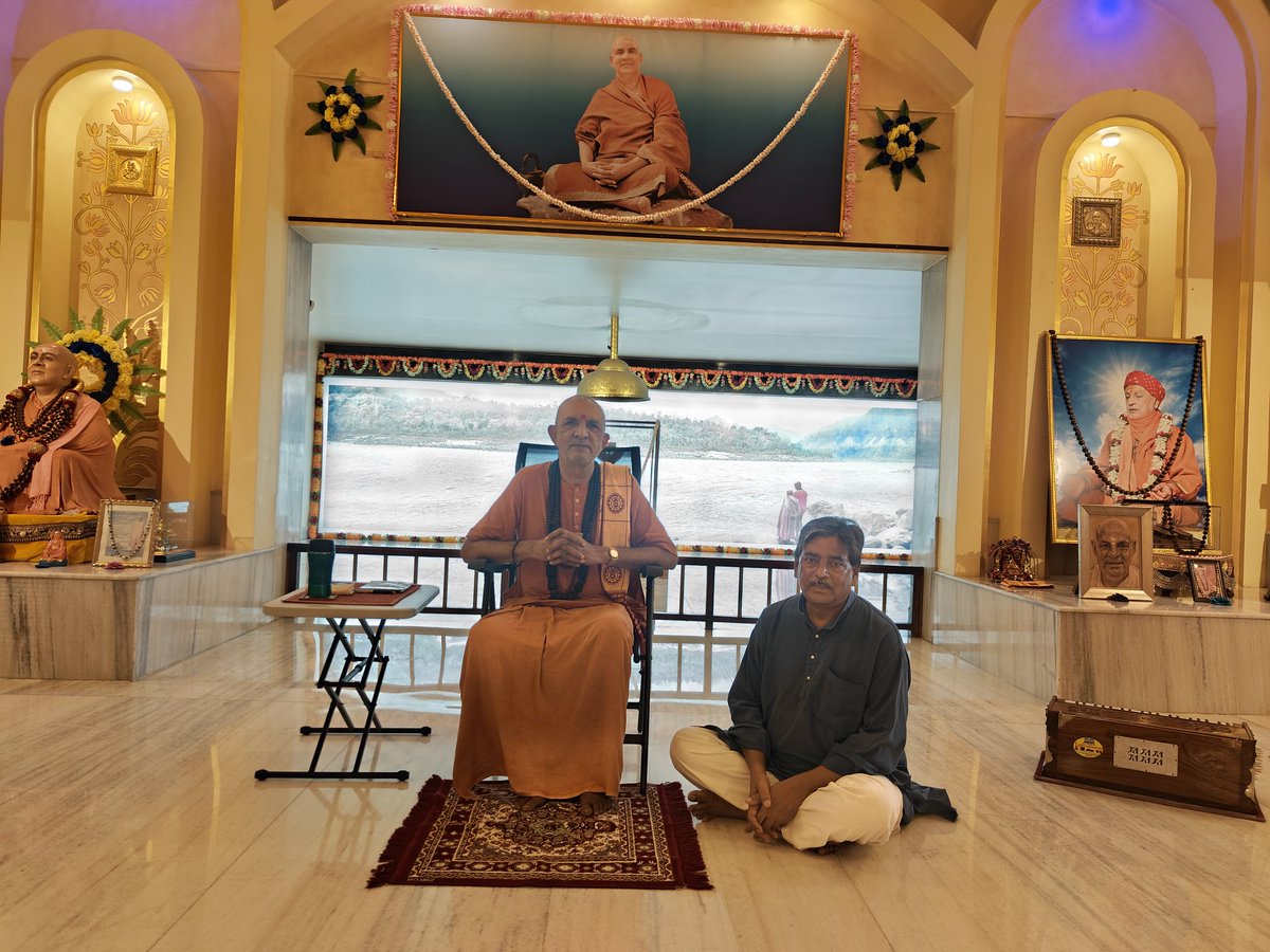 विश्व योग पीठ मुंगेर में १ सप्ताह रहा।वहां रहना बैटरी चार्ज करने के समान है।स्वामी निरंजन का मुझे असीम स्नेह प्राप्त होता रहा है।उनके जैसा साधक और ज्ञानी मिलना सौभाग्य की बात है।१२ साल उन्होंने पंचाग्नि यज्ञ किया।यह हर साल ६ माह चलता है। साधक अग्नि के बीच ८-१० घंटे रोज बैठता है ।