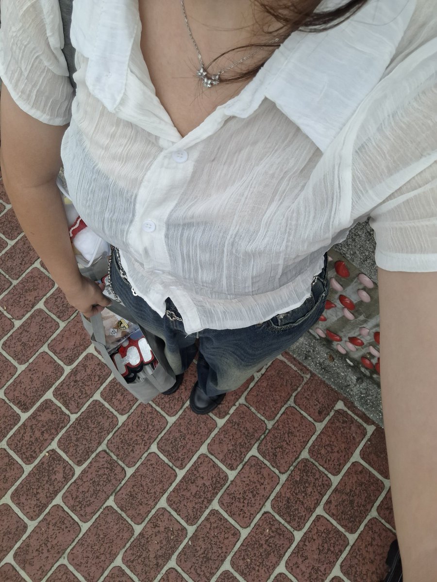 到ㄌ 人長這樣 歡迎搭訕 正在排可樂😋