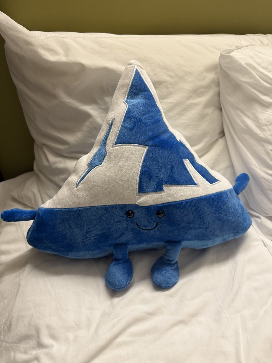 PlushieADay's tweet image. Peak the Paramount Mountain plush!
- Released in 2025 by @paramountplus
- Was only available at the Paramount+ booth (had to play a claw machine and win which I ended up doing)
- There’s all sorts of mountains but there’s only one peak ❤️