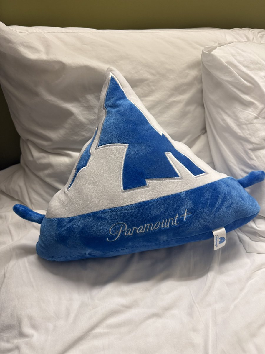 PlushieADay's tweet image. Peak the Paramount Mountain plush!
- Released in 2025 by @paramountplus
- Was only available at the Paramount+ booth (had to play a claw machine and win which I ended up doing)
- There’s all sorts of mountains but there’s only one peak ❤️