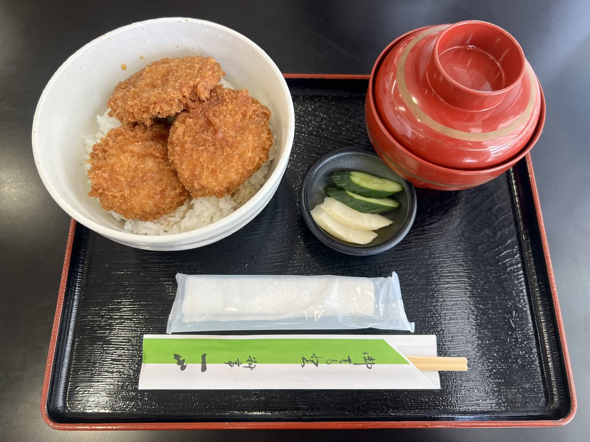 saoric0310's tweet image. #グリーンチャンネル
『#中央競馬全レース中継』
今日は新潟競馬場から、初めて中継リポーターを務めております!✨
告知できてなくてすみません..!
朝からバタバタしてまして、やっとひと息🫧ランチにみんなでタレカツ丼をいただきました😋🤍