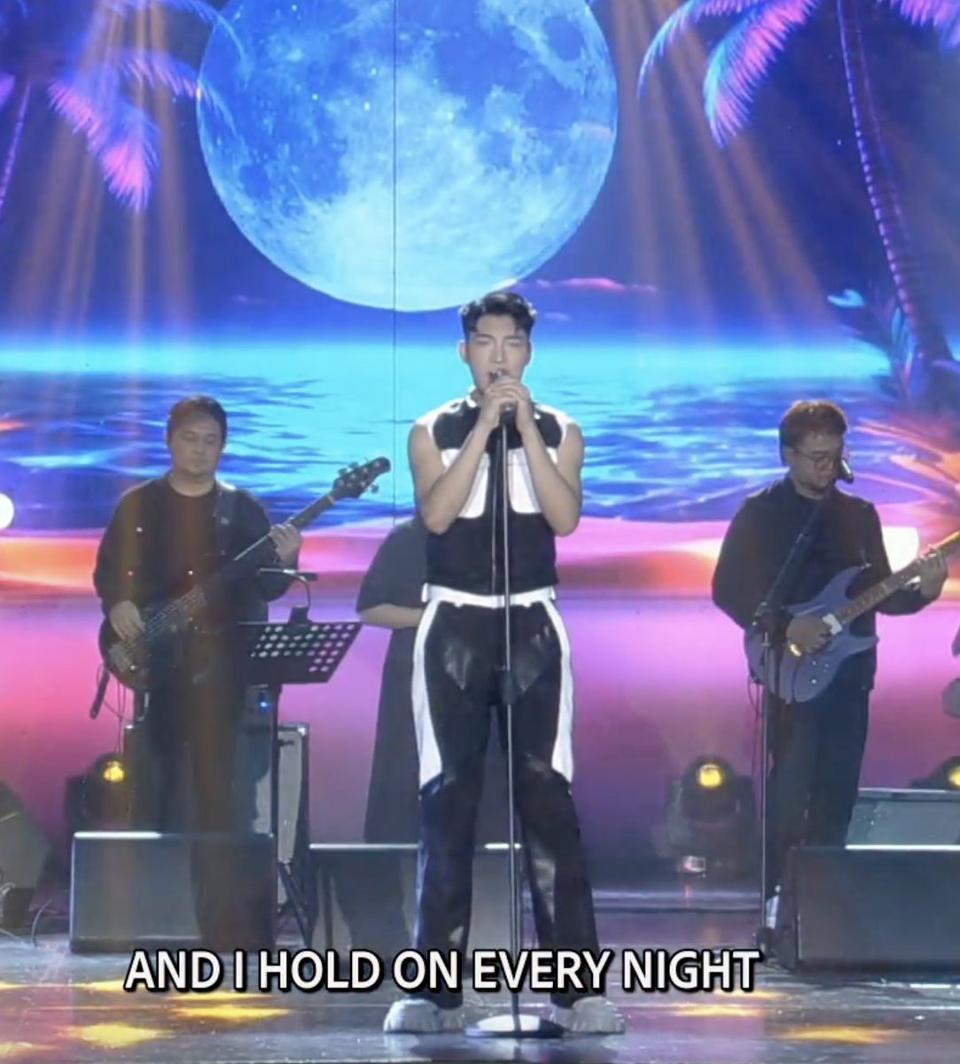 ASAPOfficial's tweet image. Just Darren. A mic and a song that quietly hits. #ASAPparty4u