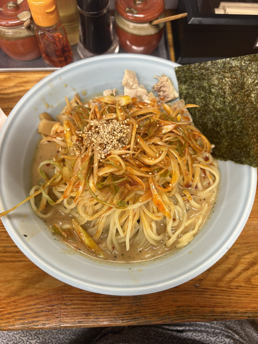 yoltupa's tweet image. 39🍜
横濱家系らーめん幸喜家
宇都宮市
暑い時にはやっぱり冷たいのを冷やし味噌担々麺 大盛り
俺にはほど良い辛さで麺の歯応えも申し分無し
今更だけど、大盛り✖️2て可能かな、茹で前で何グラムになるのかな?
やっぱり、胃袋のサイズがばぐってるかな😁
ご馳走様でした