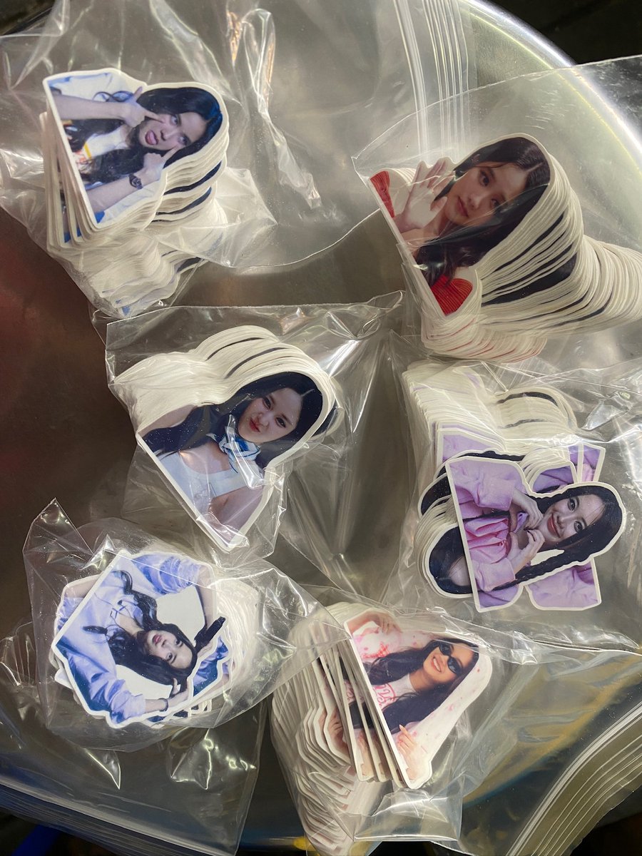 bee_nidarat_'s tweet photo. Giveaway รีวิวให้ร้าน ขอรวม3ร้านเลยนะคะ
เข็มกลัด #รีวิวให้เรนนี่ 
สติ๊กเกอร์ ไดคัท50% #jnshncanmade
สติ๊กเกอร์ ไดคัท100% 6ลาย #สติกเกอร์ไดคัทbynebbycutting https://t.co/vqZyTxA434