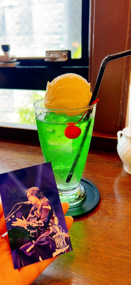 CHIENTO189's tweet image. Goodsの受取りに神田へ😊
(残念ながらチケットはない🥹)
大好きな文房堂さんでクリームソーダを❤️
窓際のカウンター席がお気に入り♪
#KIRITO #KANDASQUAREHALL
#文房堂 #神保町