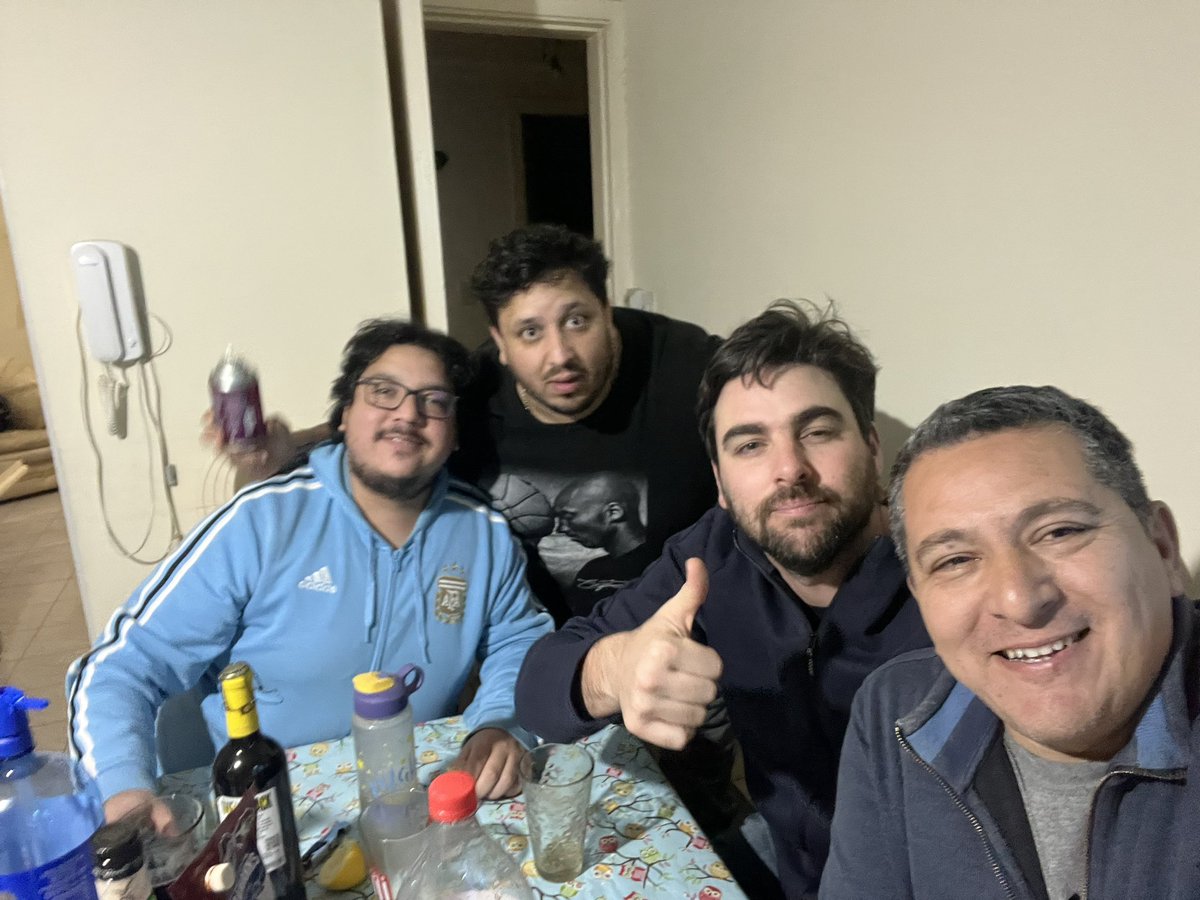 danielcorrales8's tweet photo. Festejando el cumple de @MarianoCFC 

#36
#cumpleaños https://t.co/ZHgkArR10u