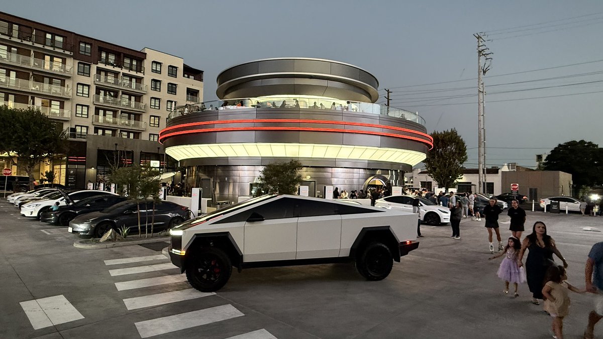 ⚡️ BOOM! My Cybertruck nailed a 900-mile FSD trip from Albuquerque to Hollywood for the <a href="/Tesla/">Tesla</a> Diner’s opening! EPIC CONCEPT! Who’s going next? My ride never looked better, glowing under those giant screens &amp; neon! Bravo <a href="/elonmusk/">Elon Musk</a> &amp; <a href="/woodhaus2/">Franz von Holzhausen</a>! Thx <a href="/tsportline/">T Sportline</a> for my custom,