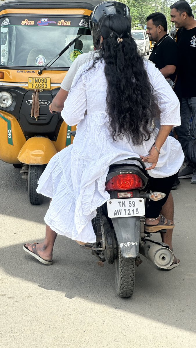 angbird009's tweet photo. @ChennaiTraffic 
27 Jul 2025,10.44 am, in front of Ashok Nagar Metro station
TN59AW7215- riding in the wrong side of the road , pillion rider not wearing helmet https://t.co/YFxTZCRPOP
