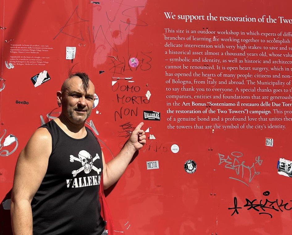 Que agradable sorpresa, caminando por Bologna, Italia, nos encontramos esta pegatina, de Vallekas Resiste, que muchos de vosotr@s ya tendréis.