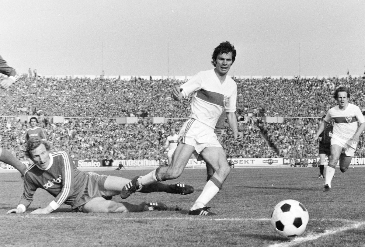 VfBSTR's tweet image. VfB-Spieler des Tages: Hermann Ohlicher 🇩🇪
📍: Offensives Mittelfeld
🗓️: von 07/73 bis 07/85
⚽️: 459 Spiele
🎯: 157 Tore - 7 Vorlagen
➡️: FV Ravensburg 🇩🇪
💶: 15 Tsd €
⬅️: Karriereende
💶: 0