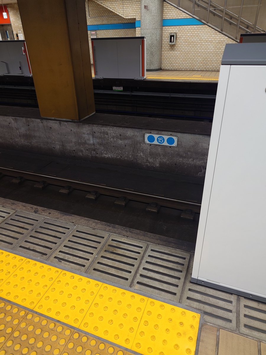 beyond_the_sky2's tweet image. 鶴舞線にもホーム柵が出来ました
がまだ設置だけで稼働は8月だそうです

なので口が開き放しのレアなホーム柵🤣
トラブル防止の為の警備員が立ってました😯