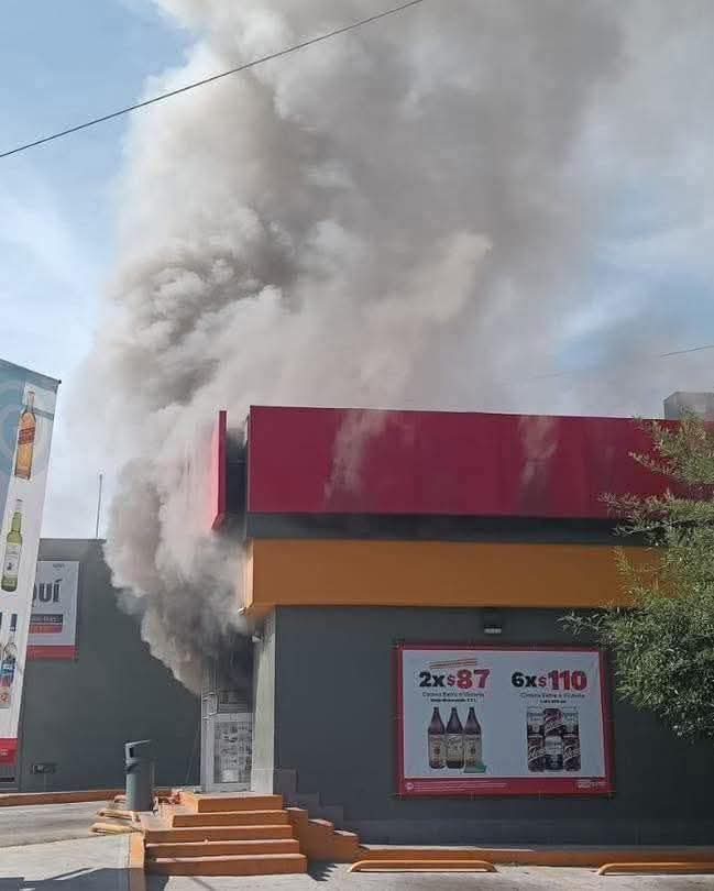 Lo que está pasando en este Oxxo es increíble... Dos caguamones por 87 varos.