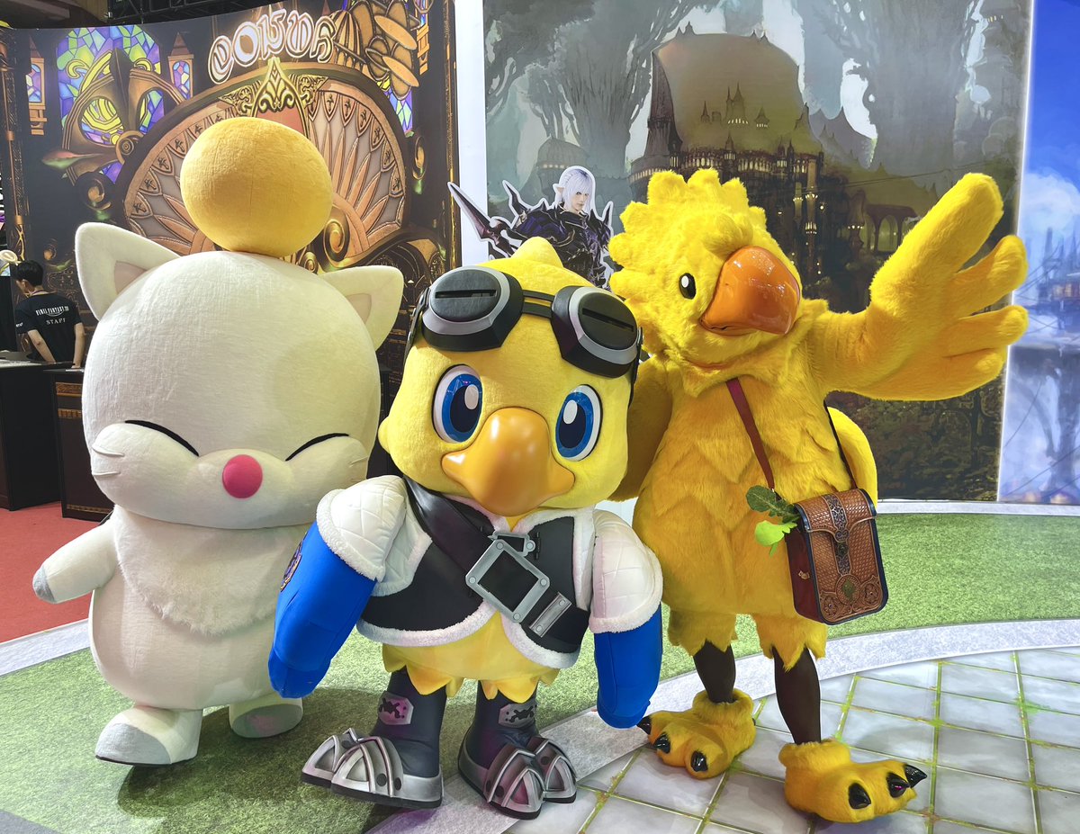 FF14のモーグリとチョコボ（アルファ）とFF15のチョコボ(モグチョコカーニバル中の着ぐるみバージョン) 一緒に撮りましたー！

辛抱の道のりを経て、ようやくここまで辿り着きました。

全部 #エアー着ぐるみじゃない、最高

#コスから公式へ
#FinalFantasyXIV #FinalFantasyXV 
#チョコボ #FF14 #FF15