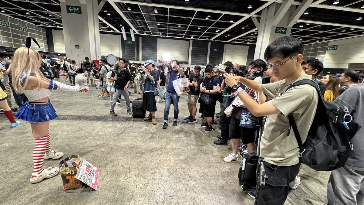 nandakaomo's tweet image. ACGHKは囲み多め。でも三脚ライトスタンドは禁止、地面にストロボ置くと注意されるくらい厳しい。