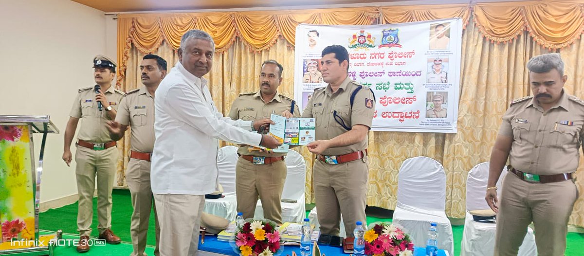 devanahalllips's tweet image. ದೇವನಹಳ್ಳಿ ಪೋಲಿಸ ಠಾಣೆ ವ್ಯಾಪ್ತಿಯಲ್ಲಿ ಮಾನ್ಯ ಡಿ.ಸಿ.ಪಿ ರವರ ಸಮಕ್ಷಮ ಮಾಸಿಕ ಜನ ಸಂಪರ್ಕ ಸಭೆ ಹಾಗೂ ಮನೆ ಮನೆಗೆ ಪೋಲಿಸ್ ಕಾರ್ಯಕ್ರಮ ಯಶಸ್ವಿಯಾಗಿ ನೆರವೇರಿಸಲಾಯಿತು @DCPNEBCP @CPBlr