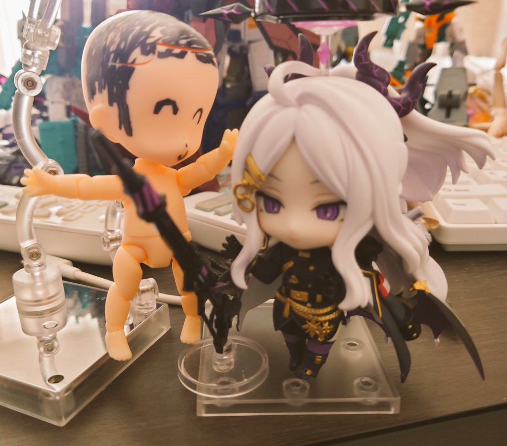 oro_stsk's tweet image. ん、ねんどろいどヒナ
SDだから動かないと思ったら足の付け根や手首が可動したりと意外とポーズ付けられたり、翼が背中でなく長い髪の内側に接続するという独特な再現で驚き
ねんどろいど似顔絵先生(自作)と並べて飾ります
あとオマケで説明書2枚あった…