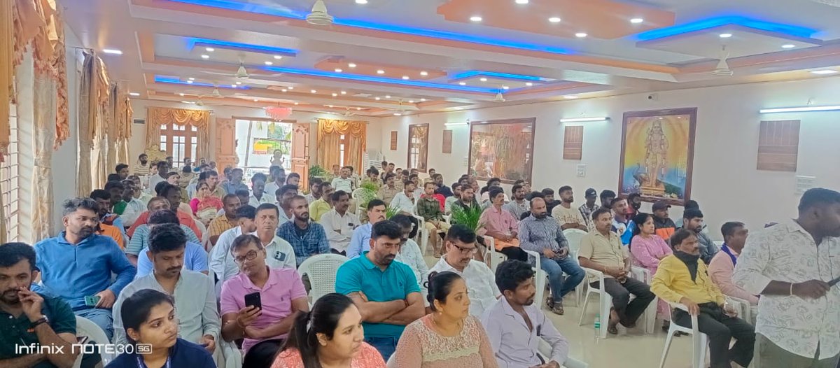 devanahalllips's tweet image. ದೇವನಹಳ್ಳಿ ಪೋಲಿಸ ಠಾಣೆ ವ್ಯಾಪ್ತಿಯಲ್ಲಿ ಮಾನ್ಯ ಡಿ.ಸಿ.ಪಿ ರವರ ಸಮಕ್ಷಮ ಮಾಸಿಕ ಜನ ಸಂಪರ್ಕ ಸಭೆ ಹಾಗೂ ಮನೆ ಮನೆಗೆ ಪೋಲಿಸ್ ಕಾರ್ಯಕ್ರಮ ಯಶಸ್ವಿಯಾಗಿ ನೆರವೇರಿಸಲಾಯಿತು @DCPNEBCP @CPBlr