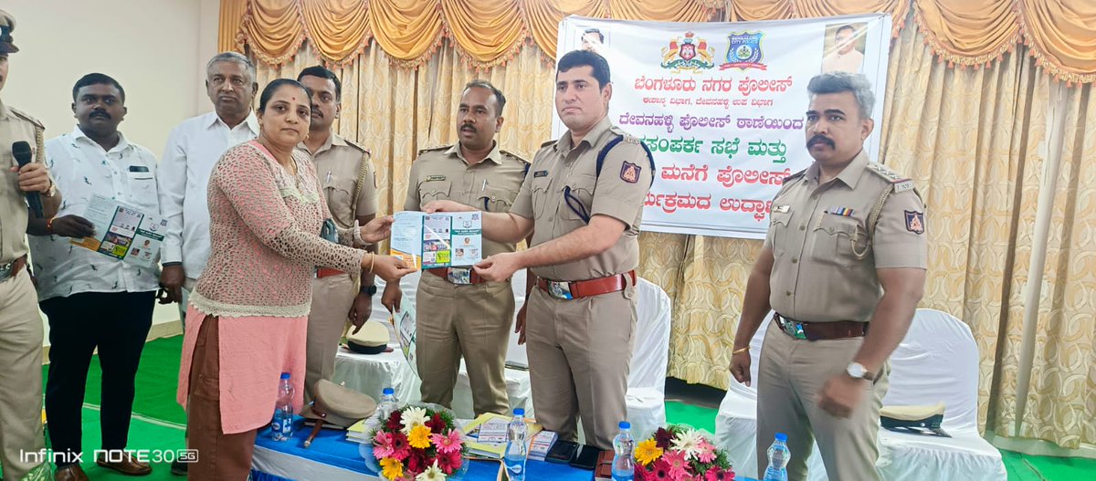 devanahalllips's tweet image. ದೇವನಹಳ್ಳಿ ಪೋಲಿಸ ಠಾಣೆ ವ್ಯಾಪ್ತಿಯಲ್ಲಿ ಮಾನ್ಯ ಡಿ.ಸಿ.ಪಿ ರವರ ಸಮಕ್ಷಮ ಮಾಸಿಕ ಜನ ಸಂಪರ್ಕ ಸಭೆ ಹಾಗೂ ಮನೆ ಮನೆಗೆ ಪೋಲಿಸ್ ಕಾರ್ಯಕ್ರಮ ಯಶಸ್ವಿಯಾಗಿ ನೆರವೇರಿಸಲಾಯಿತು @DCPNEBCP @CPBlr