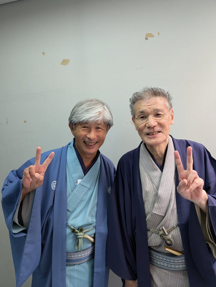 🎯ひむかの国こども落語全国大会🎯　
今年の最優秀賞小学生の部
「いらち俥」のりのり亭おむすびくん🎉
中高生の部
「親子酒」ひむか亭華さん🎉
いつも審査は大変です。上方落語の重鎮桂文太師匠と胸ぐらをつかんで決めています😣
涙もろい文太師匠に泣かれそうになると、気弱な私は引っ込みます🤪てね