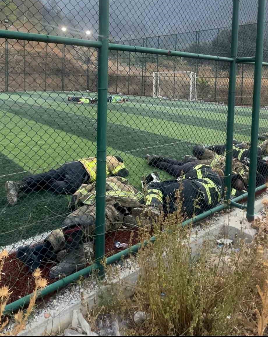 Bursa’daki yangına aralıksız 12 saat boyunca müdahale eden itfaiyeciler, halı sahada dinlendi.