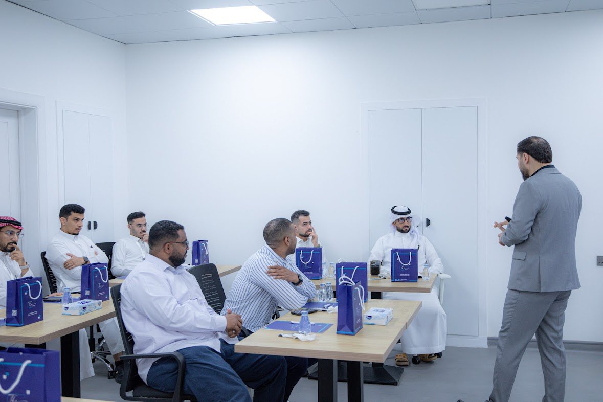 جانب من حضور ورشة العمل حول الطرق الحديثة لتوسيع الفك العلوي في مختلف الفئات العمرية، والتي أُقيمت يوم الجمعة 25/07/2025 في أكاديمية ذا ون بمدينة بريدة.
🦷📚 #تقويم_الأسنان #توسيع_الفك #القصيم