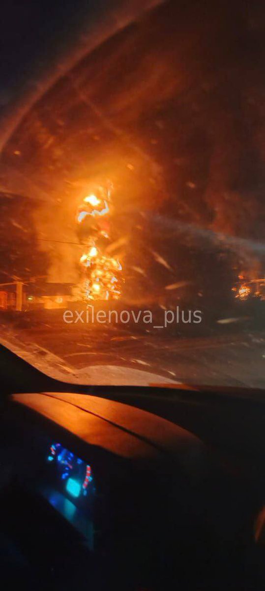 💥 Drones struck a power substation near a railway hub in Russia. Russia’s aviation agency also restricted operations at Volgograd airport. Targeting such infrastructure disrupts logistics, restricting Russia's power to move troops and equipment. #MakeRussiaPay